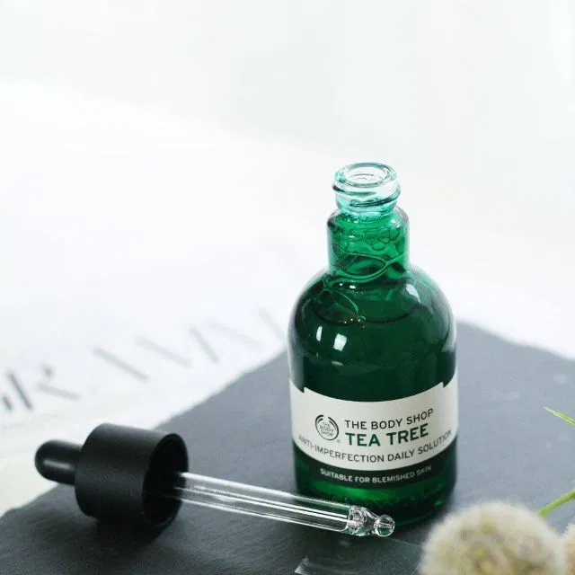 Serum được đựng trong lọ thủy tinh màu xanh lá cây (Nguồn: Internet) serum