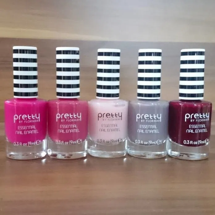 Sơn móng tay Pretty By Flormar Essential Nail Enamel được để trong lọ thủy tinh trong suốt đơn giản, với điểm nhấn là nắp sọc trắng đen đặc trưng của hãng Pretty by Flormar. (ảnh: Internet)