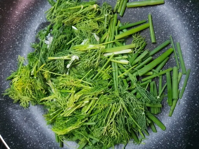 Cho hành lá và thì là vào xào