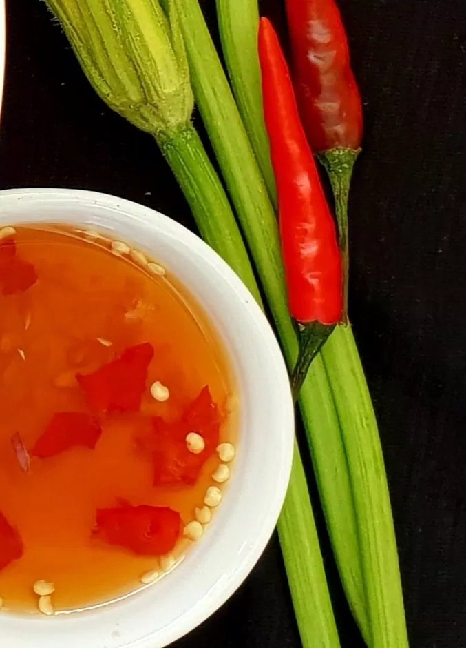 Nước mắm tỏi ớt dùng kèm bún hến trộn (Nguồn : BlogAnChoi) Nước mắm tỏi ớt dùng kèm bún hến trộn (Nguồn : BlogAnChoi)