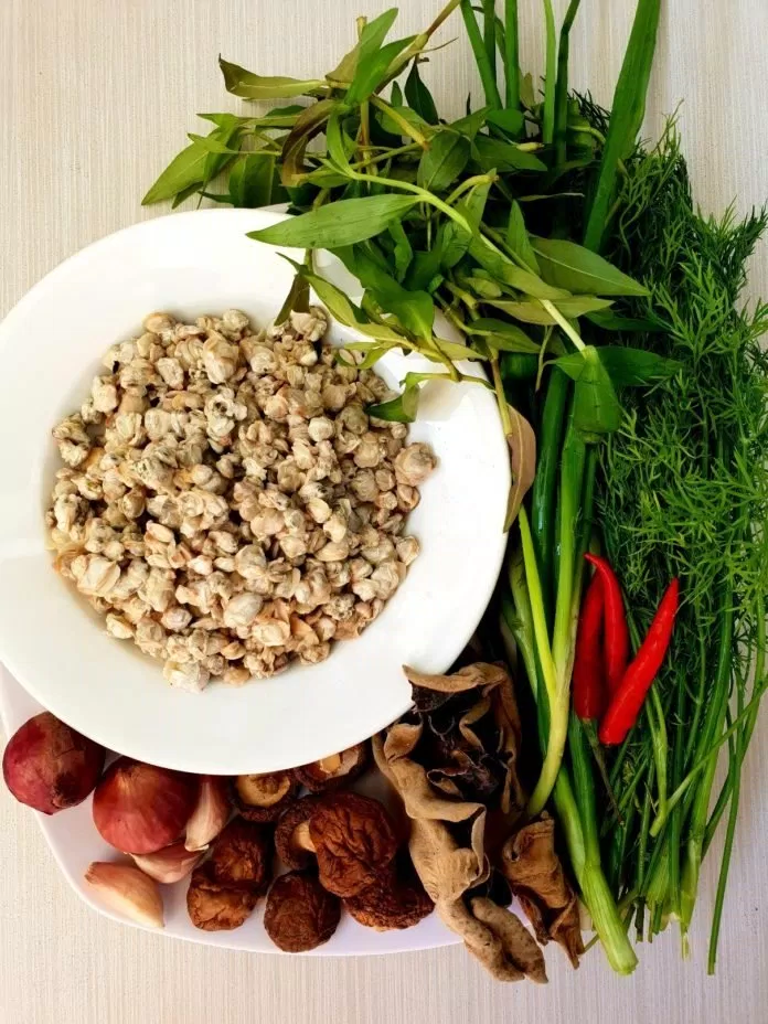 Nguyên liệu của món bún hến trộn (Nguồn : BlogAnChoi) Nguyên liệu của món bún hến trộn (Nguồn : BlogAnChoi)