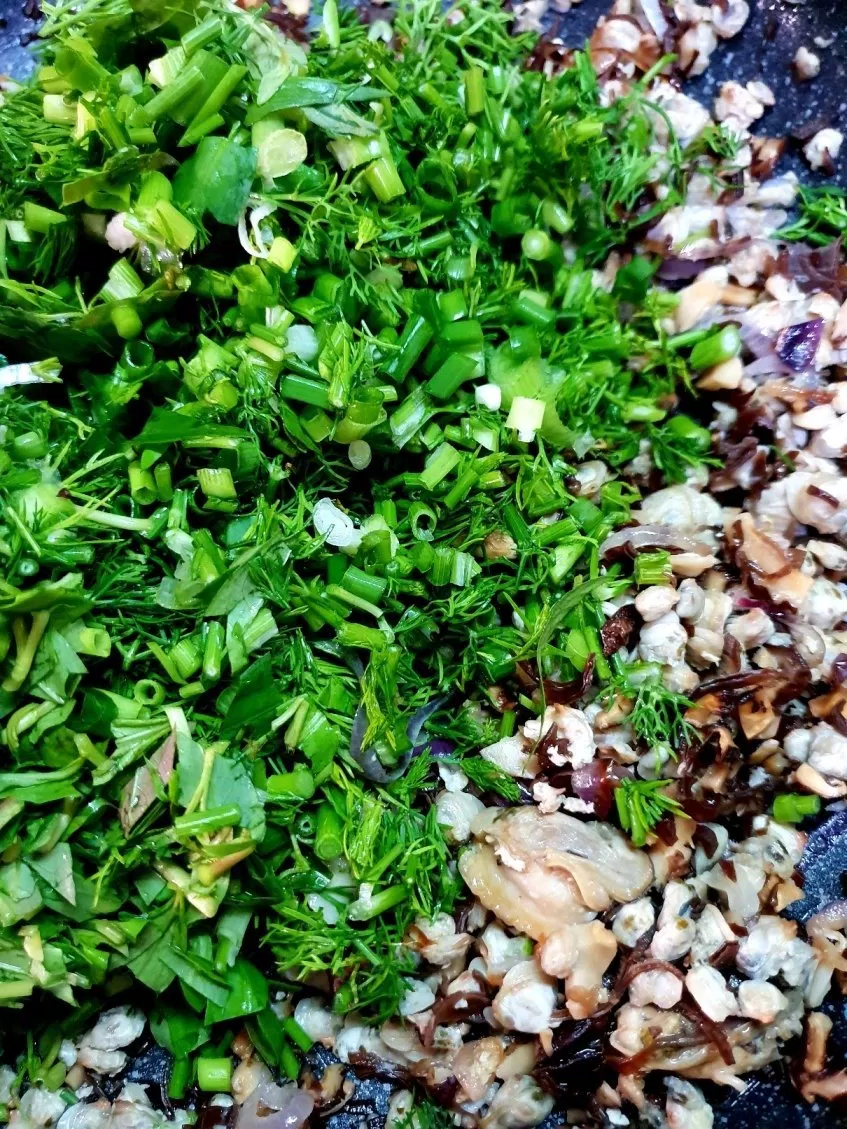 Xào thịt hến với hành lá, thì là và rau răm (Nguồn : BlogAnChoi) Xào thịt hến với hành lá, thì là và rau răm (Nguồn : BlogAnChoi)