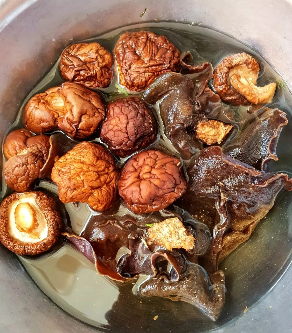 Mộc nhĩ, nấm hương ngâm nở (Nguồn : BlogAnChoi) Mộc nhĩ, nấm hương ngâm nở (Nguồn : BlogAnChoi)