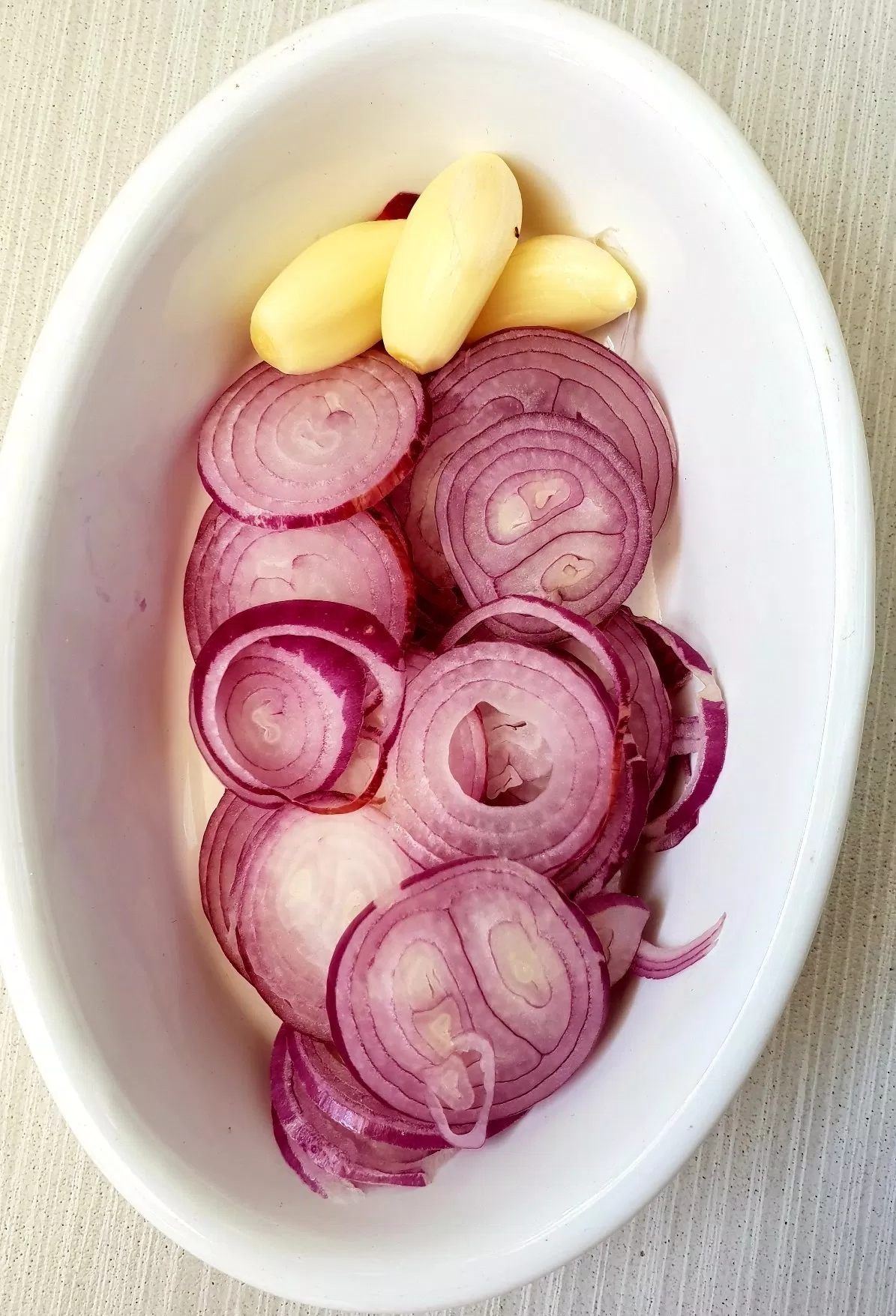 Hành khô thái mỏng (Nguồn : BlogAnChoi) Hành khô thái mỏng (Nguồn : BlogAnChoi)