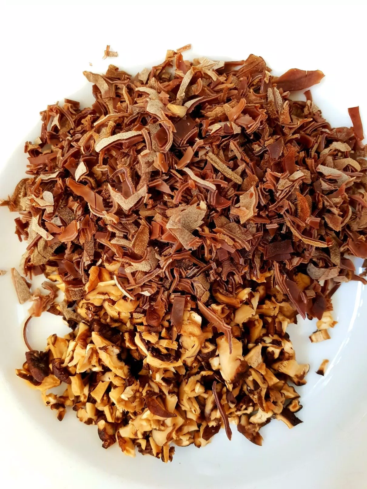 Mộc nhĩ, nấm hương thái vụn nhỏ (Nguồn : BlogAnChoi) Mộc nhĩ, nấm hương thái vụn nhỏ (Nguồn : BlogAnChoi)