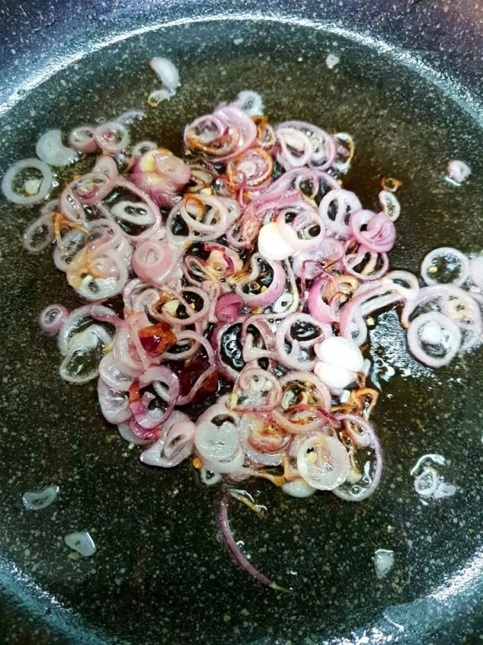 Hành khô phi vàng (Nguồn : BlogAnChoi) Hành khô phi vàng (Nguồn : BlogAnChoi)