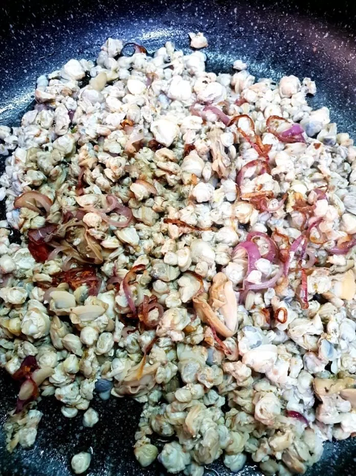 Xào đều tay cho thịt hến săn lại (Nguồn : BlogAnChoi) Xào đều tay cho thịt hến săn lại (Nguồn : BlogAnChoi)