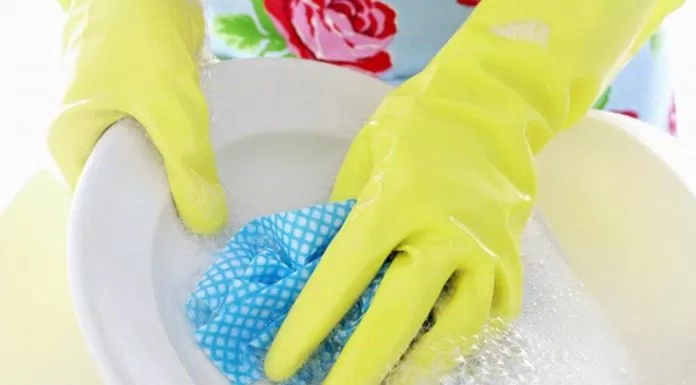 Đeo găng tay để tránh da tay tiếp xúc với hóa chất. (Nguồn: Internet)