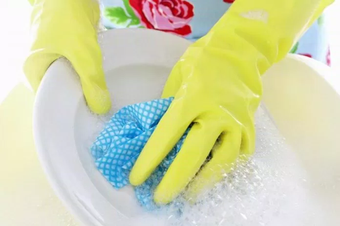 Đeo găng tay để tránh da tay tiếp xúc với hóa chất. (Nguồn: Internet)