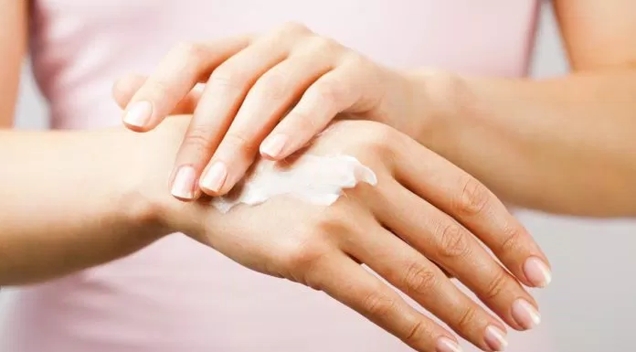 Cấp ẩm cho da tay sau mỗi lần rửa tay hoặc bất cứ khi nào cảm thấy da tay của bạn khô ráp, nứt nẻ. (Nguồn: Internet)