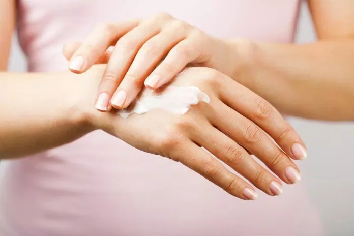 Cấp ẩm cho da tay sau mỗi lần rửa tay hoặc bất cứ khi nào cảm thấy da tay của bạn khô ráp, nứt nẻ. (Nguồn: Internet)