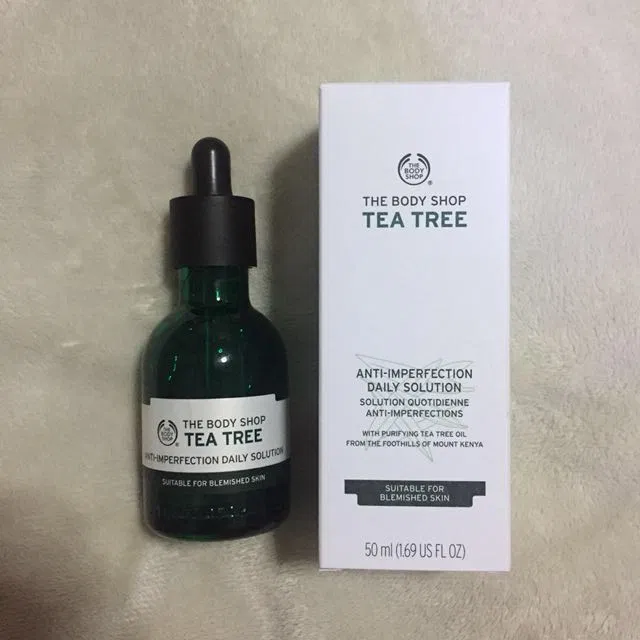 Hộp đựng sản phẩm có tông màu trắng rất sạch sẽ và lịch sự (Nguồn: Internet) serum