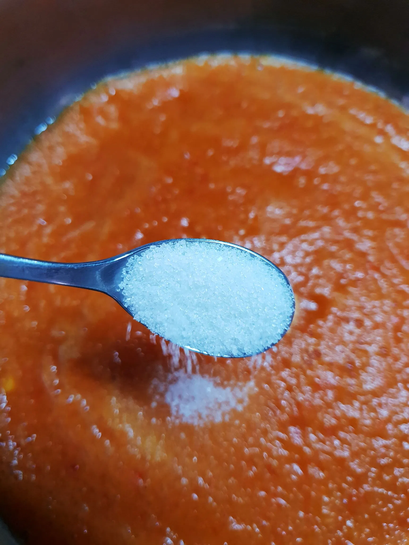 Cho đường vào hỗn hợp. (Nguồn BlogAnChoi)