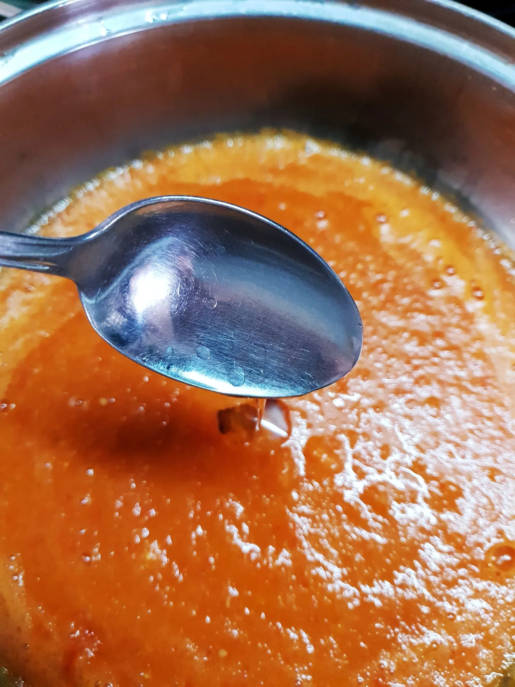 Tiến hành cho dầu ăn vào hỗn hợp. (Nguồn BlogAnChoi)