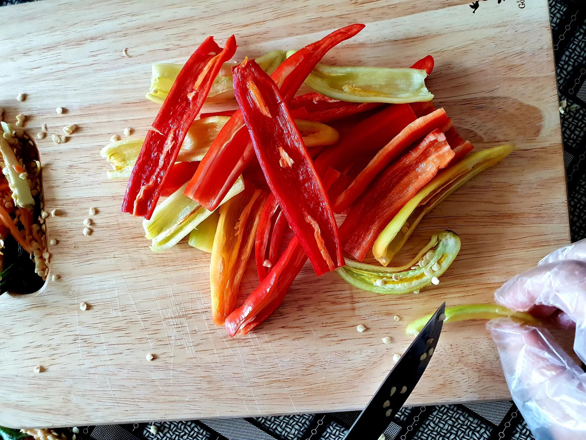 Bổ đôi ớt và tiến hành lấy hạt ớt. (Nguồn BlogAnChoi)