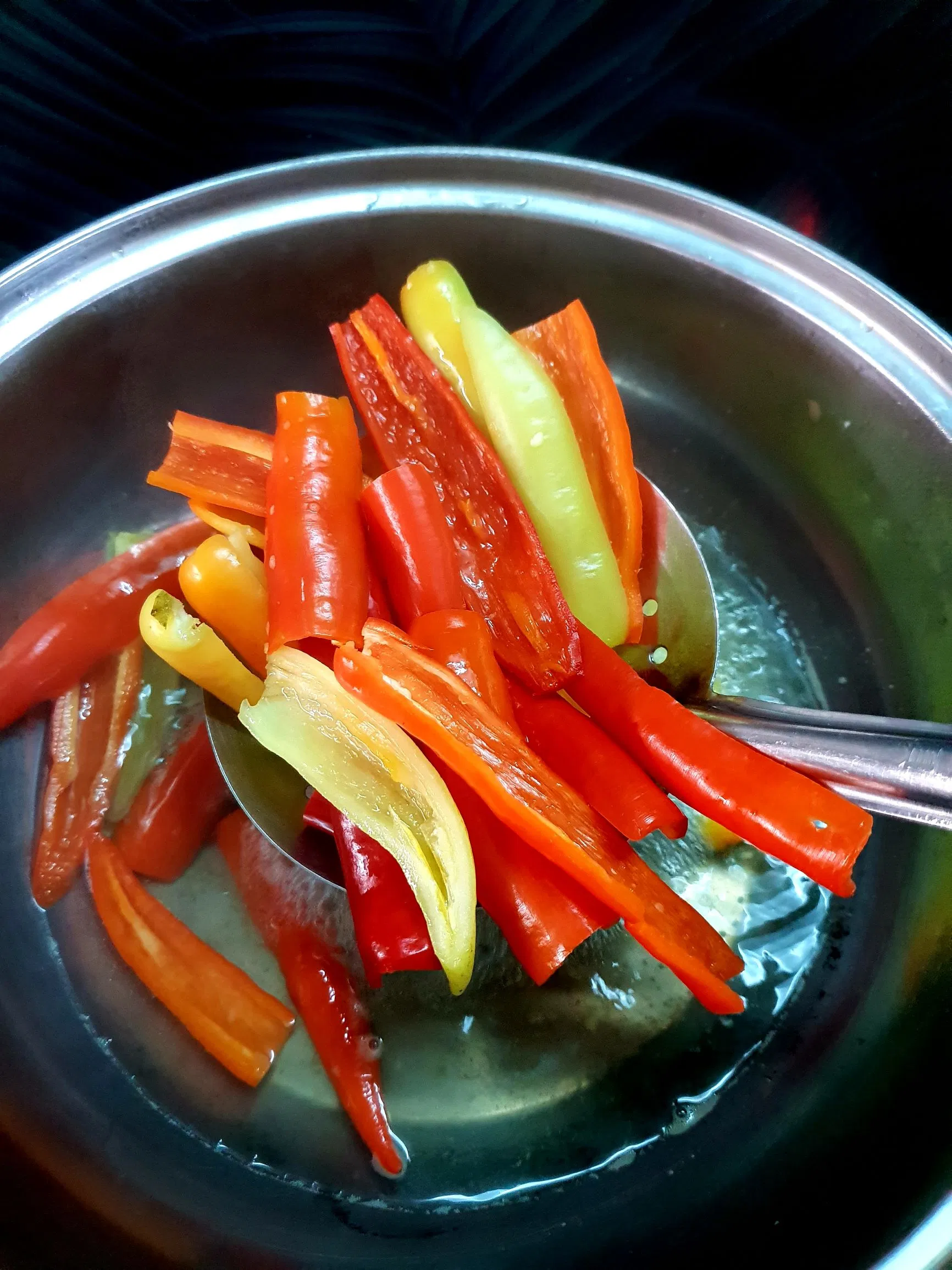 Vớt ớt ra rổ sạch để ráo nước. (Nguồn BlogAnChoi)