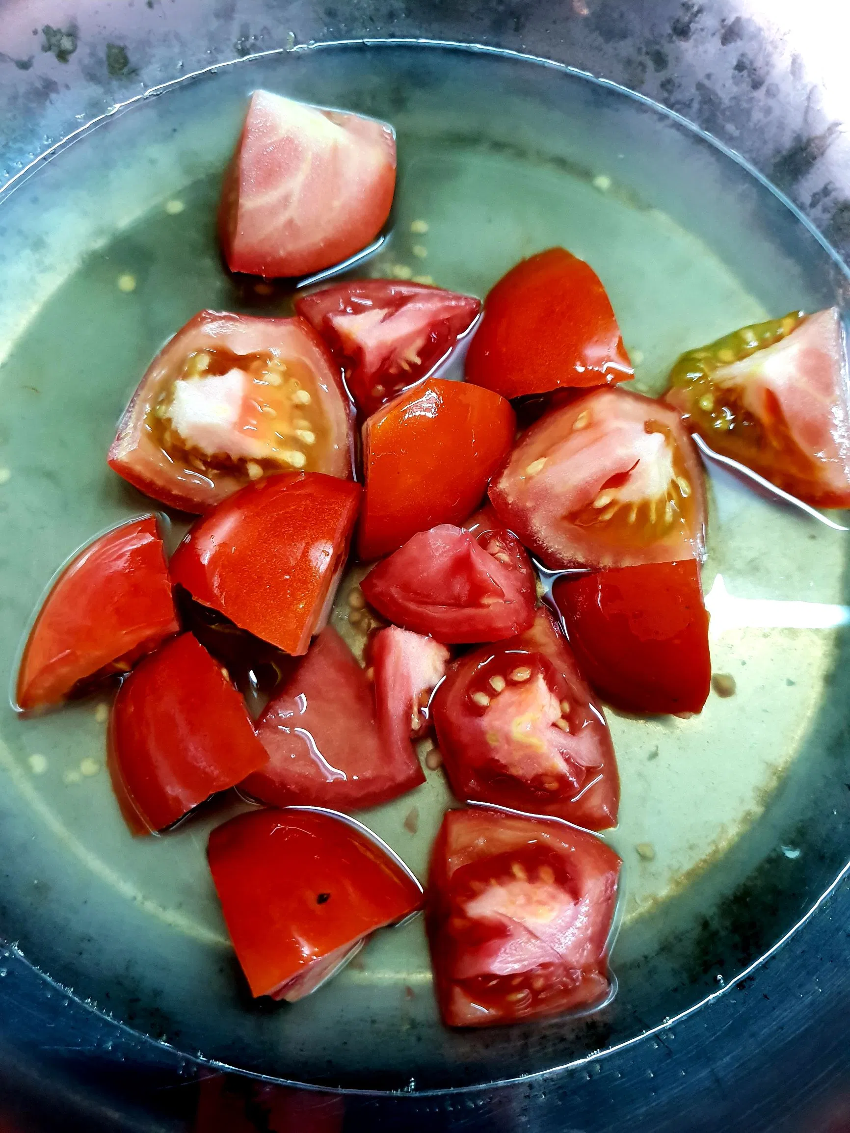 Tiến hành luộc cà chua. (Nguồn BlogAnChoi)