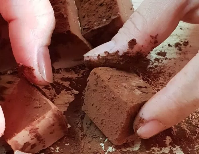 Lăn nama chocolate qua bột cacao. (Nguồn: BlogAnChoi)