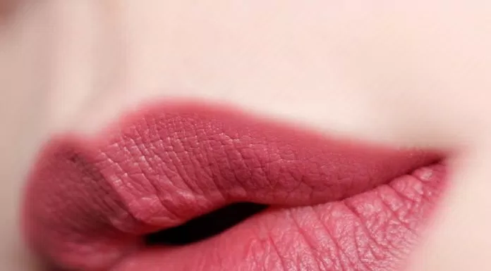 Review son 16Brand R U 16 Taste – Chu Edition Lipstick: son socola khiến bạn muốn hồi teen