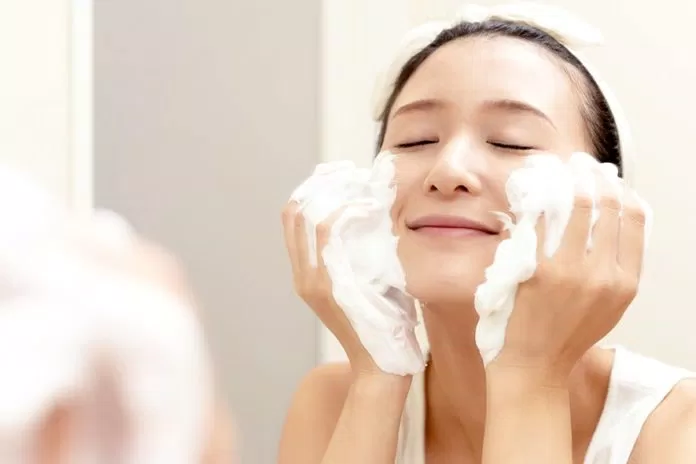 2-3 phút là khoảng thời gian rửa mặt phù hợp để da được làm sạch nhưng vẫn giữ được độ ẩm mượt (Ảnh: Internet)