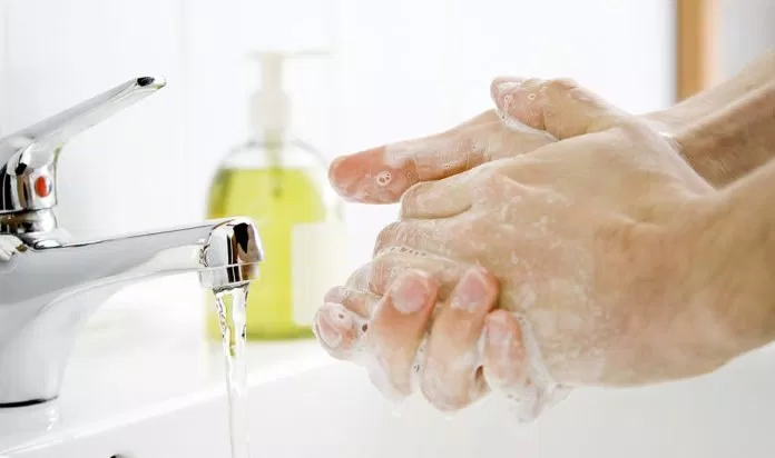 Làm sạch tay và dụng cụ rửa mặt trước khi rửa mặt để tránh vi khuẩn xâm nhập, gây hại cho da (Ảnh: Internet)