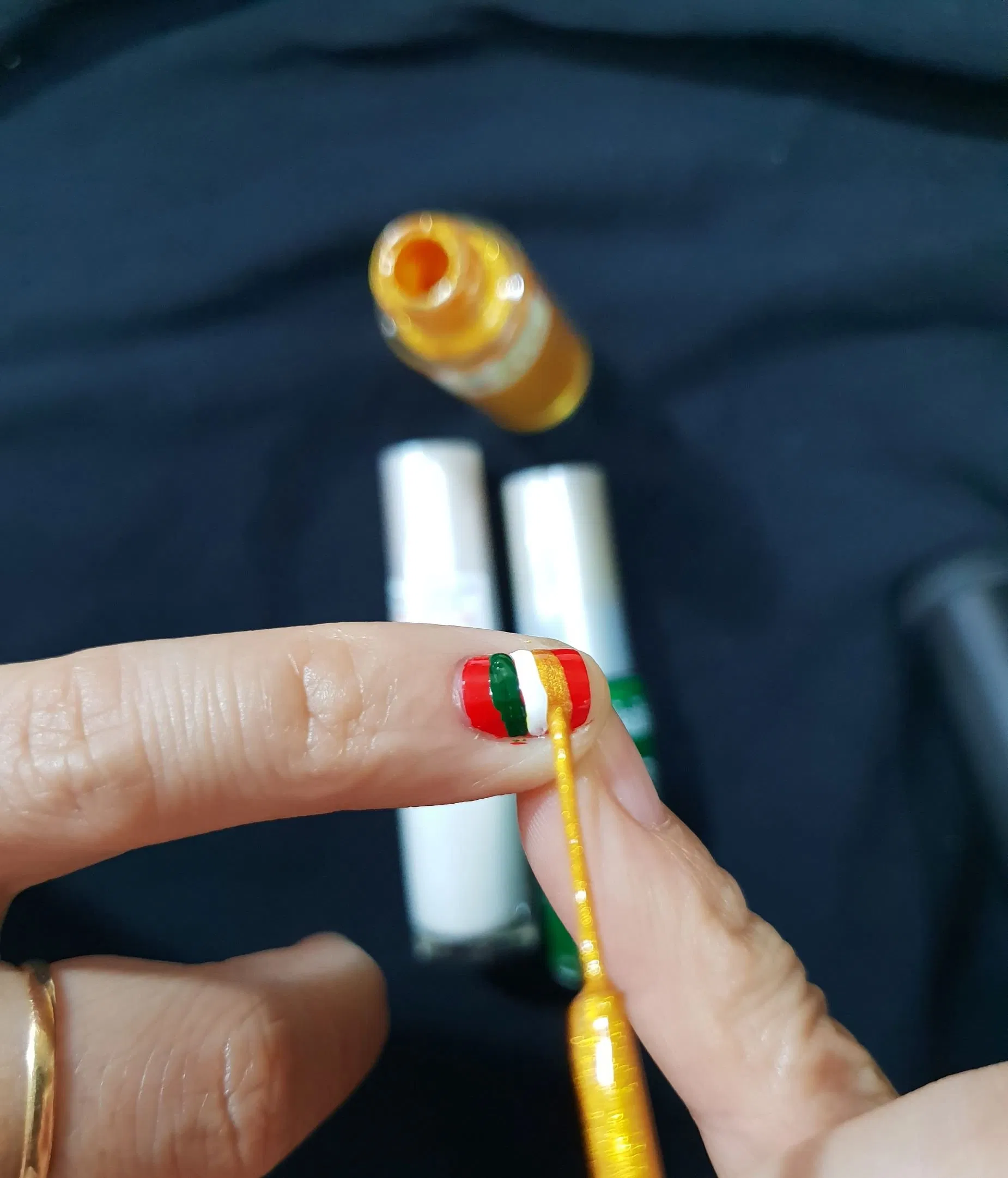 Vẽ các sọc trên móng ngón út. (Nguồn BlogAnChoi)