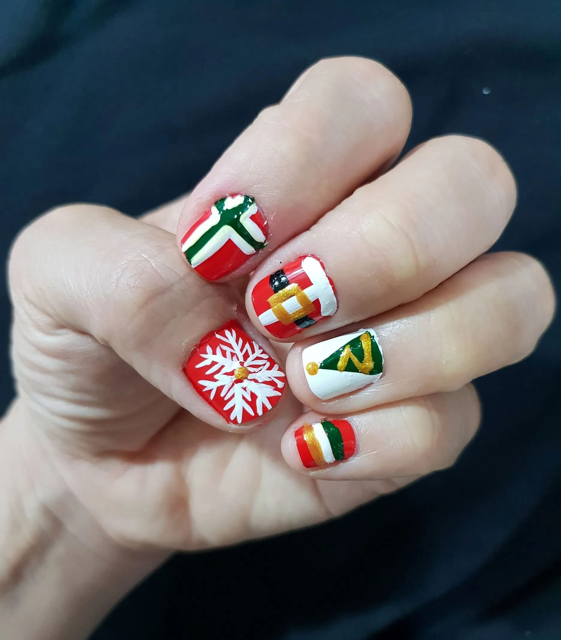 Hoàn thiện móng bàn tay trái (Nguồn BlogAnChoi)