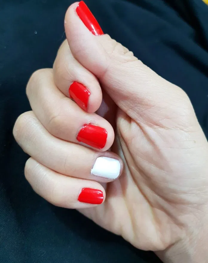 Sơn phủ móng cho bàn tay phải (Nguồn BlogAnChoi)
