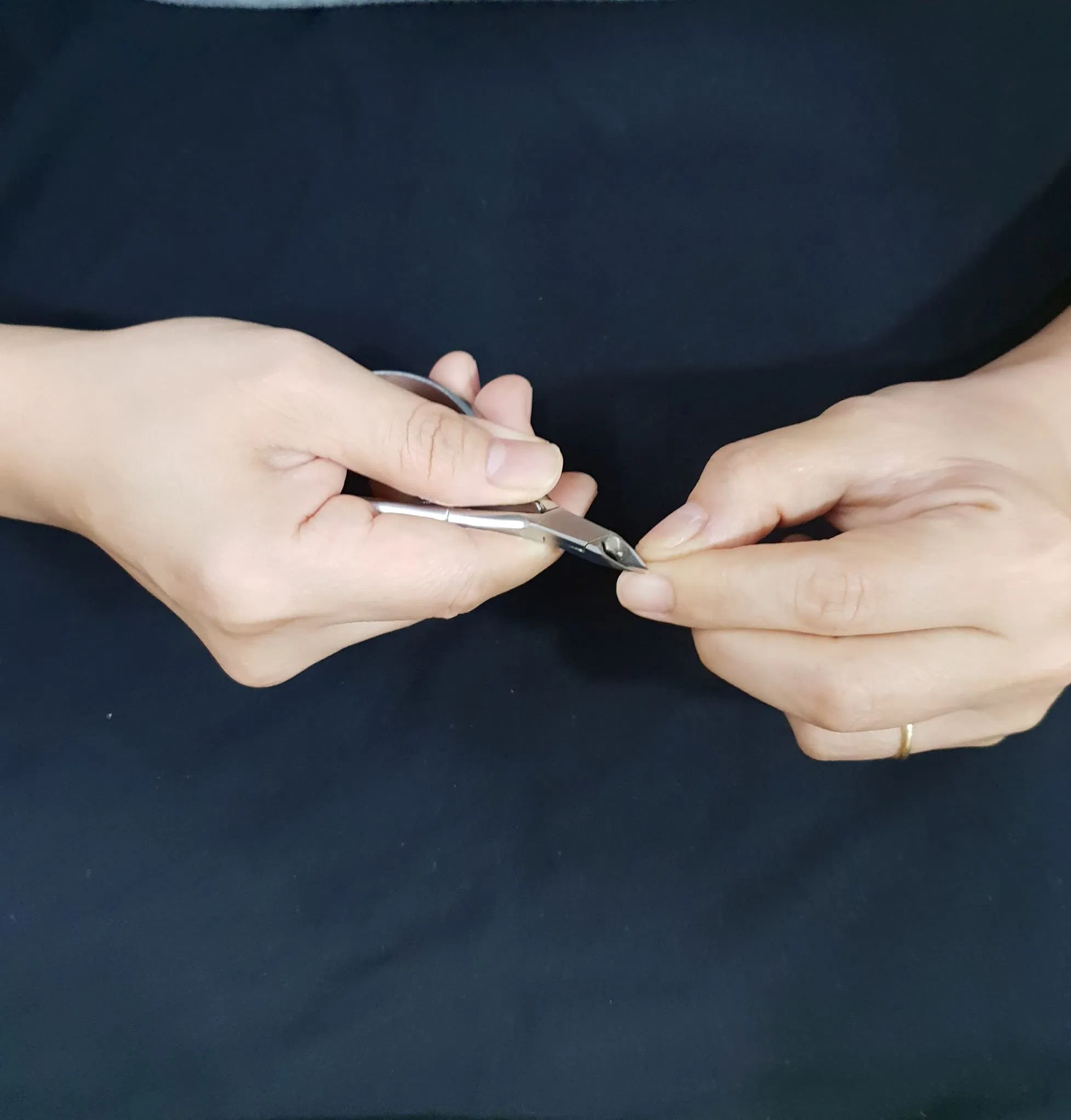 Cắt da thừa xung quanh móng tay (Nguồn BlogAnChoi)