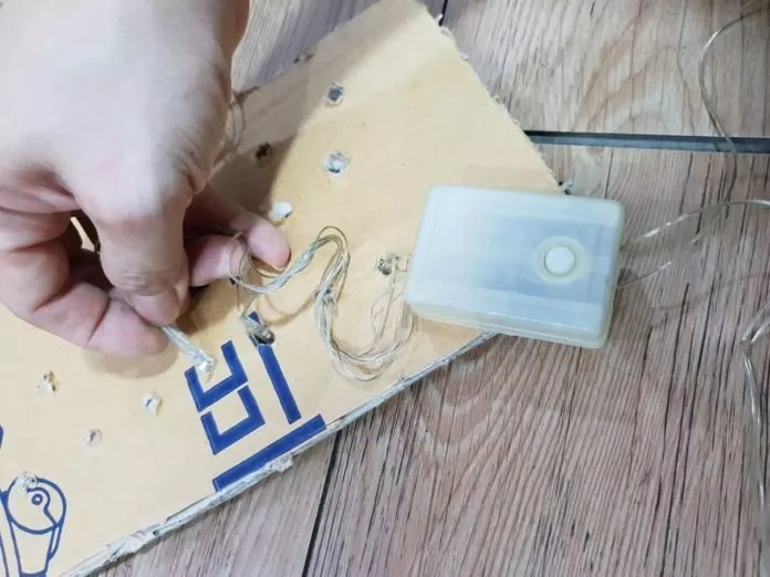 Nhét đèn nhấp nháy vào các lỗ gai của cây xương rồng (Nguồn BlogAnChoi)