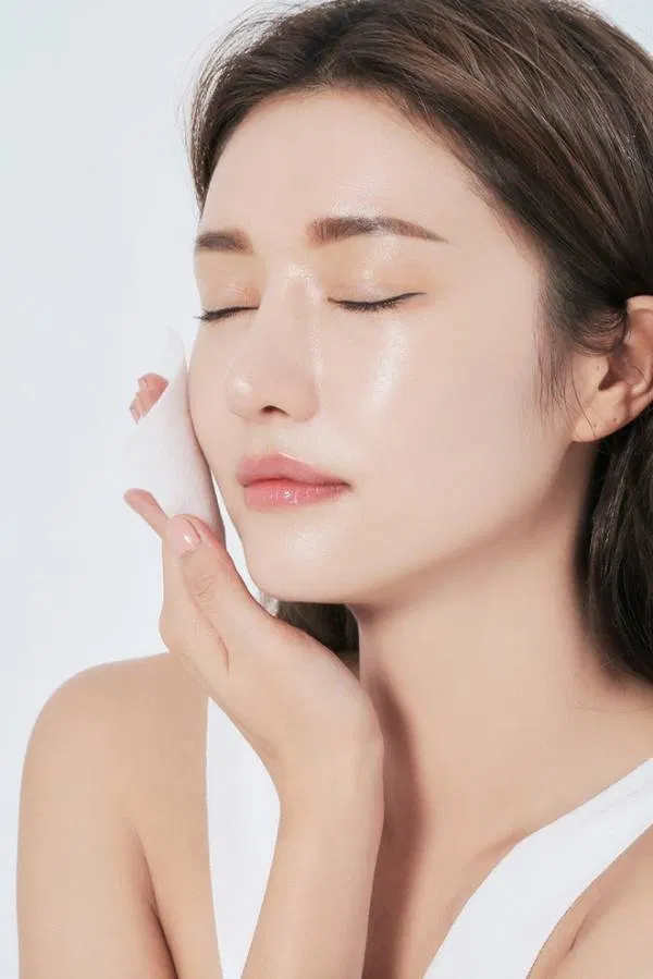 Tẩy trang trước khi rửa mặt là bước đệm hoàn hảo để làm sạch những vết bụi bẩn và dầu thừa mà sữa rửa mặt không thể làm sạch hết được (Ảnh: Internet)