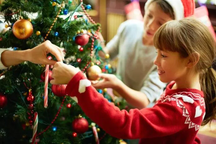 Trang trí cây thông Noel giúp tăng thêm không khí Giáng sinh cho căn nhà của bạn (Nguồn: internet).