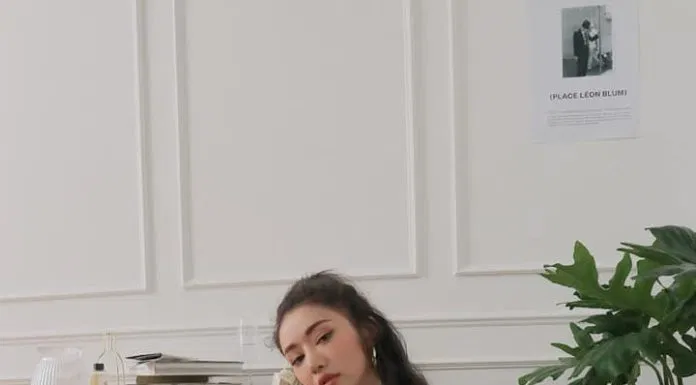 Áo len cổ tim