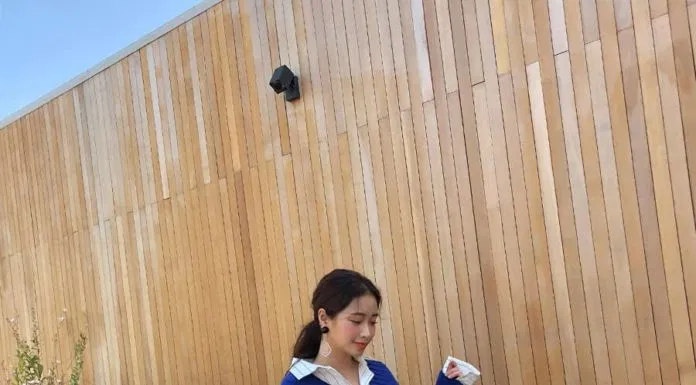 Áo len cổ tim