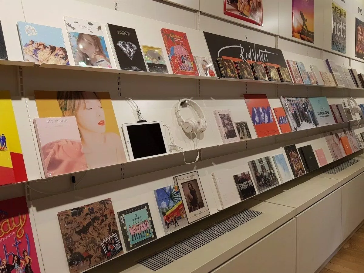 Netizen tranh cãi về việc SM Entertainment bán album của các nhóm không thuộc công ty Netizen tranh cãi về việc SM Entertainment bán album của các nhóm không thuộc công ty