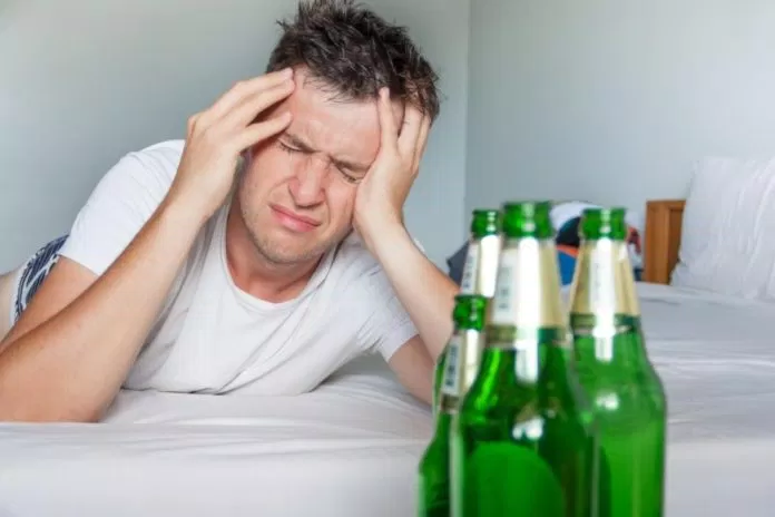 Say rượu làm đầu đau như búa bổ. (Nguồn: Internet) Tác hại của rượu bia