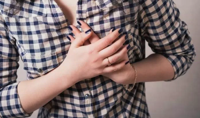 Những cơn đau vùng ngực không thể lơ là. (Nguồn: Internet) Dấu hiệu ung thư vú