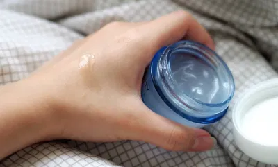 Chúng ta nên chọn những sản phẩm chứa các thành phần cấp ẩm như Glycerin, Hyaluronic Acid, Acid Lactic, Sodium Hyaluronate, Sorbitol, Panthenol, Butylene Glycol… (Ảnh: Internet)