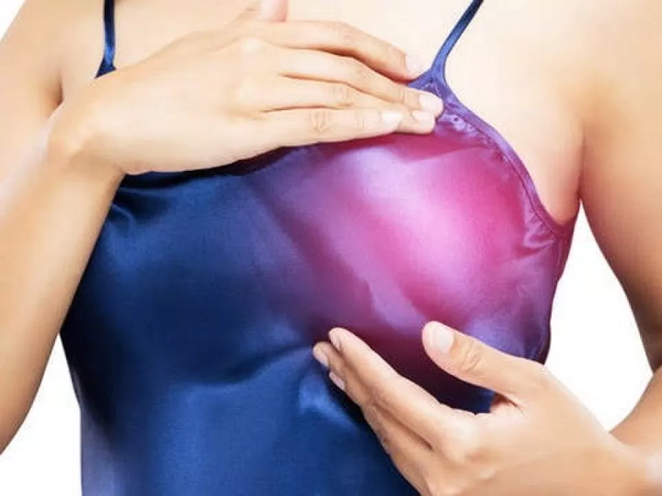 Hãy chú ý đến hình dạng bầu ngực. (Nguồn: Internet) Dấu hiệu ung thư vú