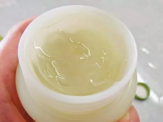 Chất kem của sản phẩm có dạng gel mỏng nhẹ dễ thẩm thấu. (Nguồn: Internet)