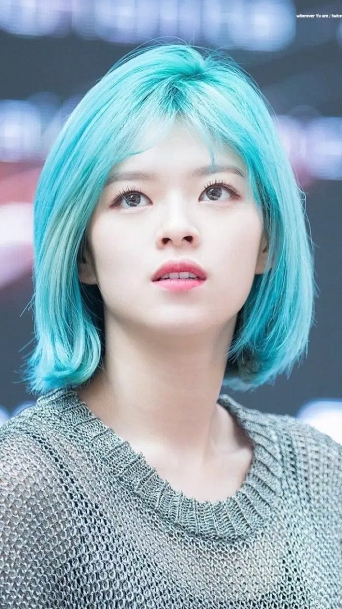 Twice Jeongyeon tóc xanh