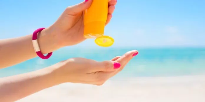 Đối với da mụn, chúng ta càng cần dùng kem chống nắng vì các treatment trị mụn thường rất bắt nắng (Ảnh: Internet)