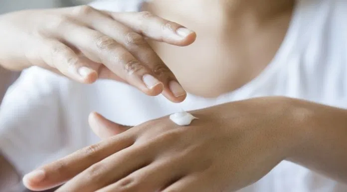 Da chúng ta tiết nhiều dầu hơn để duy trì độ ẩm khi không được cấp ẩm đầy đủ (Ảnh: Internet)