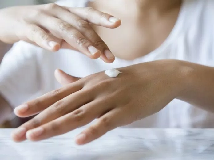 Da chúng ta tiết nhiều dầu hơn để duy trì độ ẩm khi không được cấp ẩm đầy đủ (Ảnh: Internet)