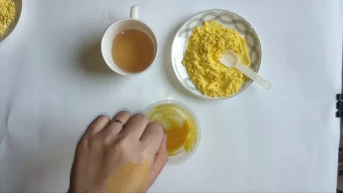 Nếu bạn đang khổ sở vì mụn thì đừng bỏ qua gợi ý mặt nạ từ tinh bột nghệ và mật ong