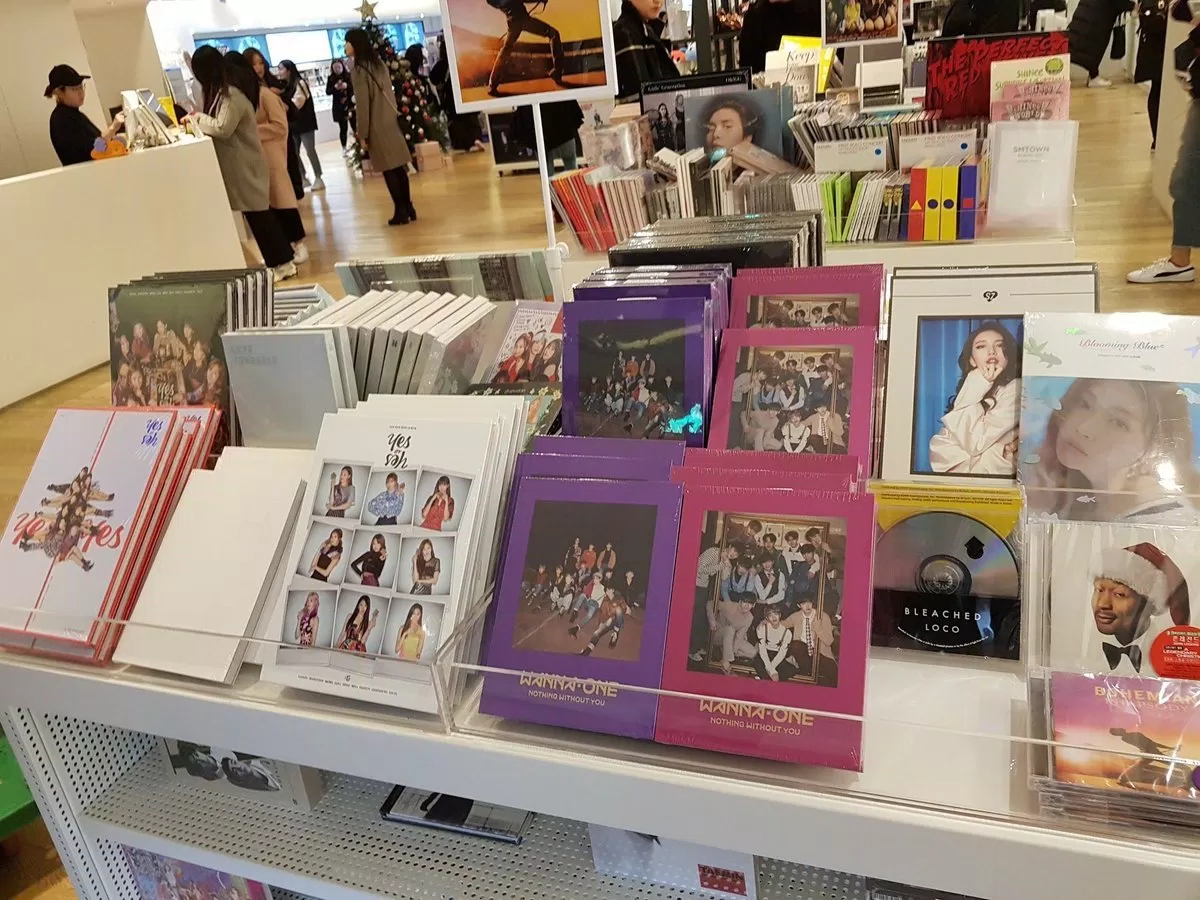 Netizen tranh cãi về việc SM Entertainment bán album của các nhóm không thuộc công ty Netizen tranh cãi về việc SM Entertainment bán album của các nhóm không thuộc công ty