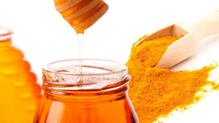 Xóa bỏ nỗi lo về mụn nhờ mật ong kết hợp với tinh bột nghệ làm mặt nạ trị mụn