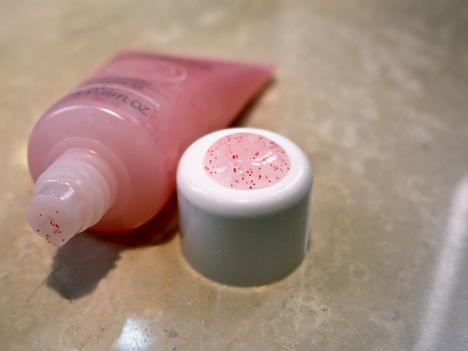 Các vi hạt giúp thấm sâu sẽ lấy đi các tế bào chết và chất bẩn trên da