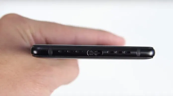 Cạnh dưới của BlackBerry Evolve