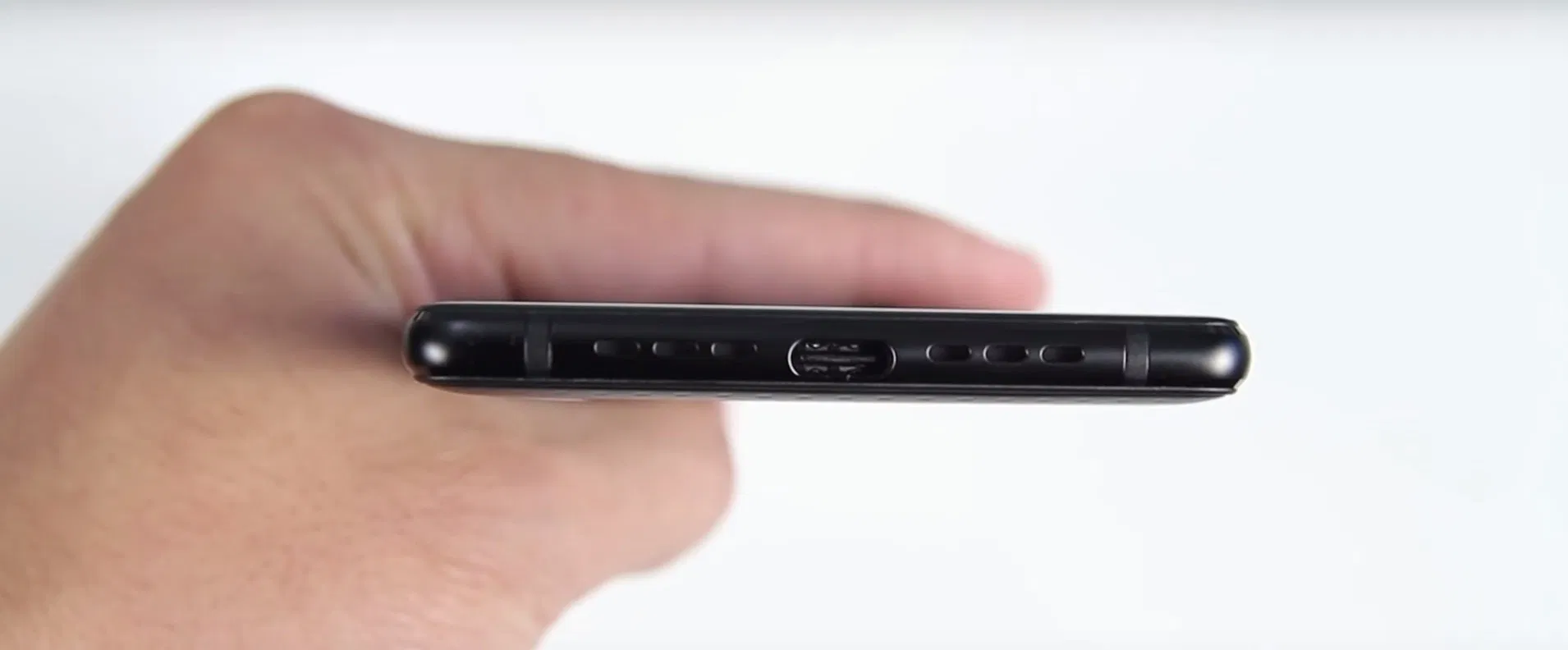 Cạnh dưới của BlackBerry Evolve